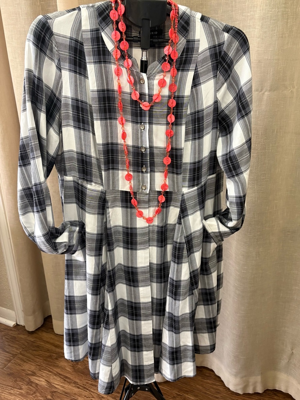 Women’s Black & White Plaid Button-Front Casual Dress. (Note NOT A KIDS item!)